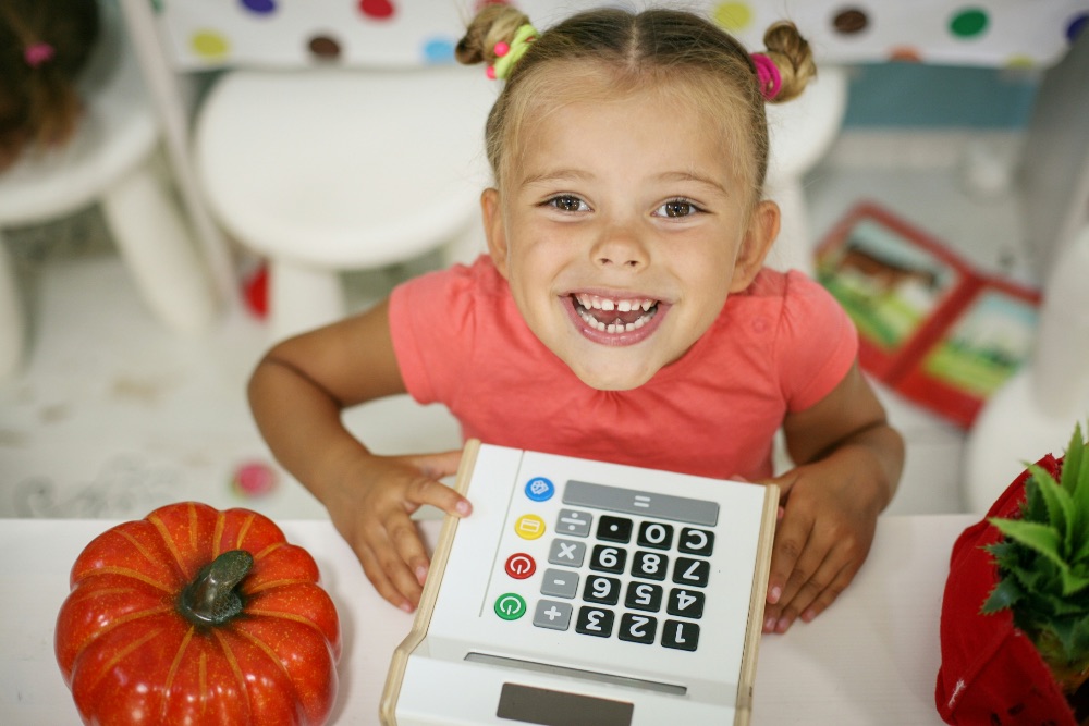 Un parent et un enfant jouent ensemble à un jeu éducatif